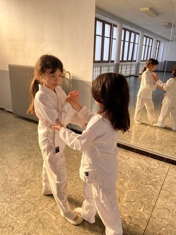 Les jeunes élèves de l'école