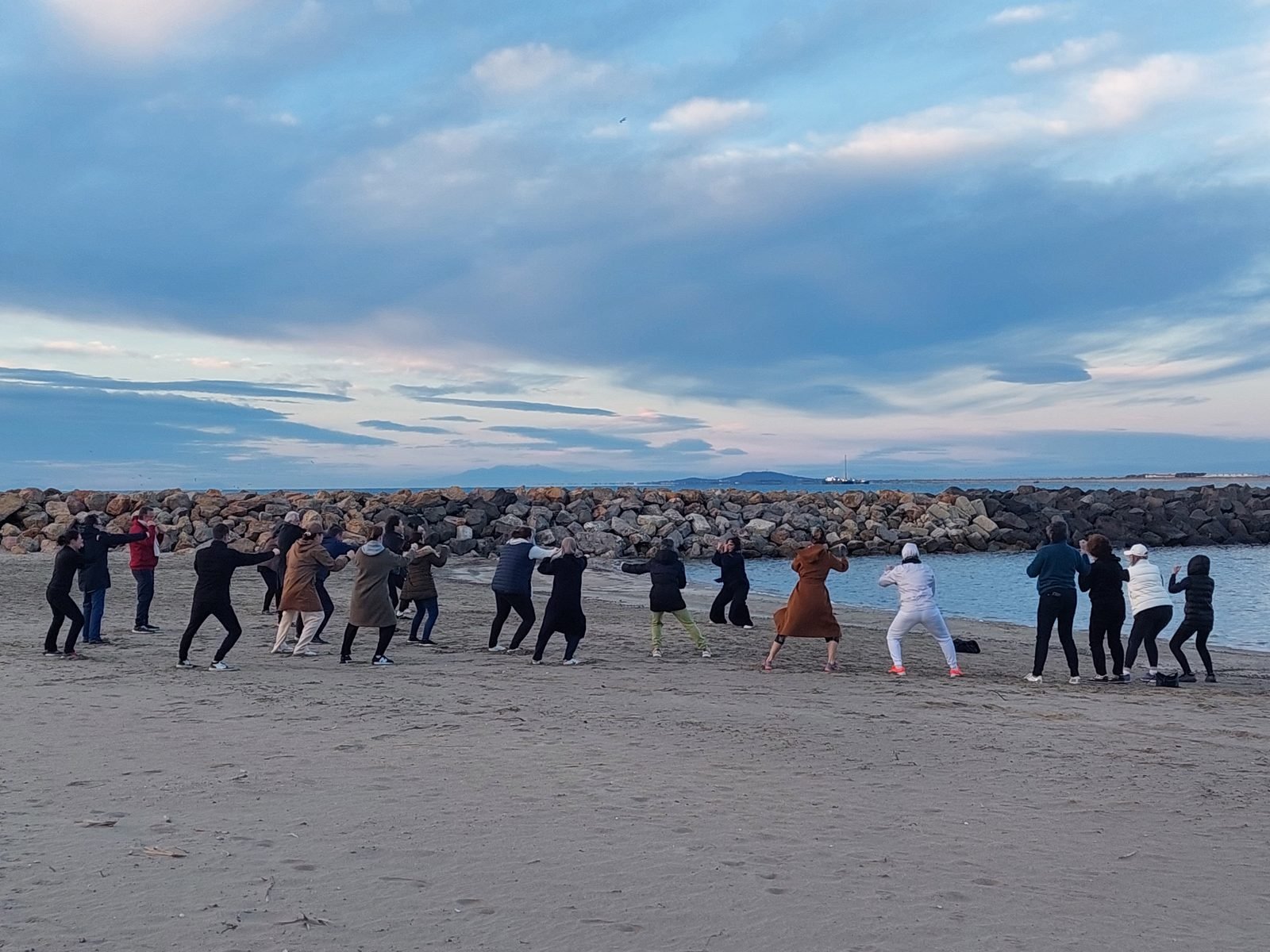 Pratique du tai chi sur la plage lors du séminaire des directeurs de la CPAM